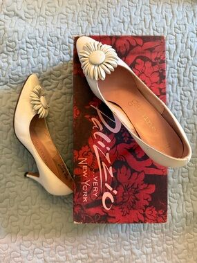 1960s Gamins White Daisy Leather Heels / Vintage Palizzio NYC Floral Pumps 6 AAA